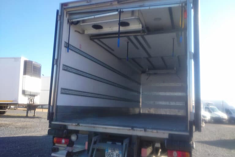 Location vehicule refrigéré camion frigo porteur 38m3 Petit Pingouin Saône-et-Loire Paray le Monial 71 - Renault trafic L2H1-2